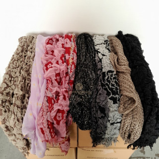 Echarpe, foulard ... - 200 pièces Echarpe, foulard ... - 200 pièces