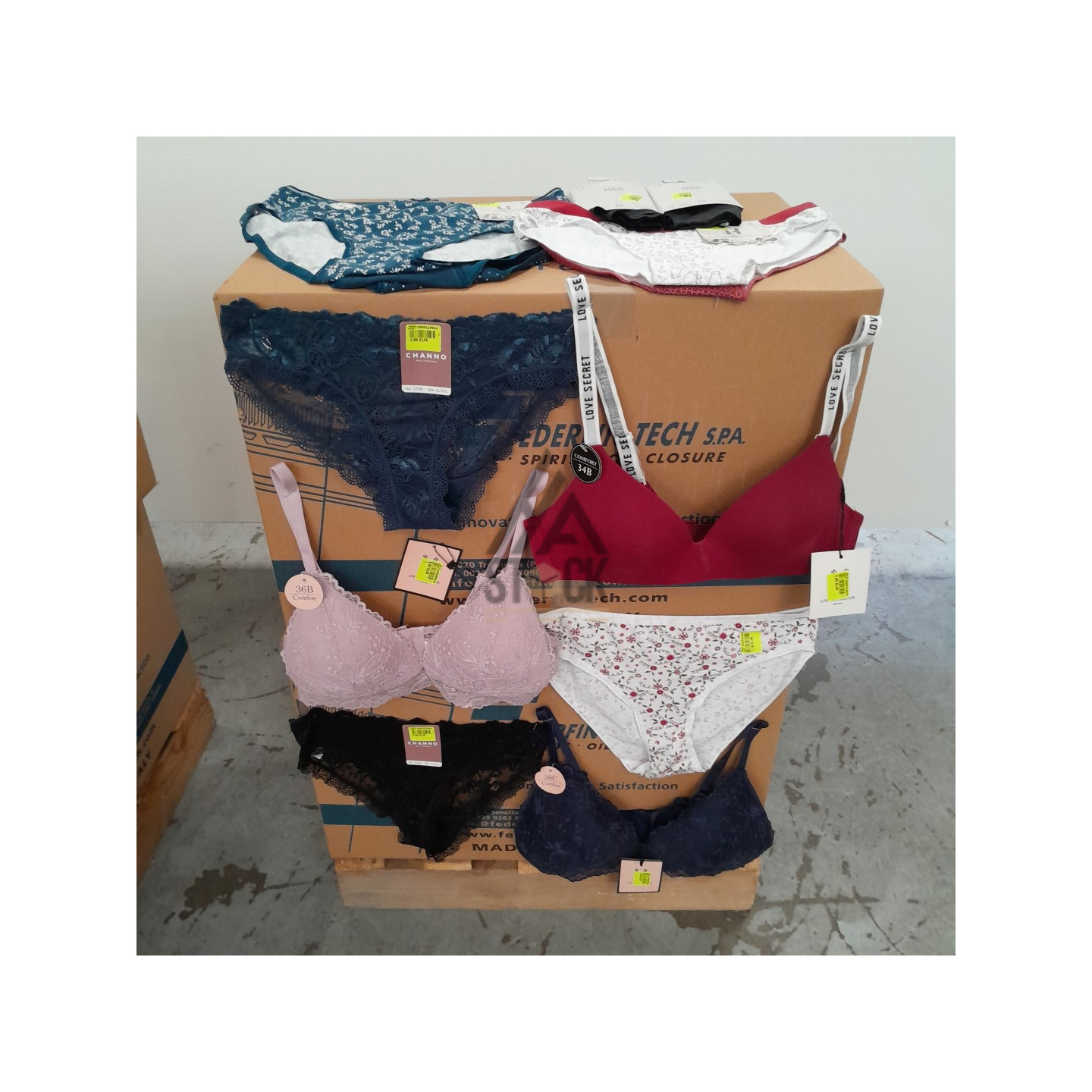 SOUS VETEMENTS FEMME - 210 pièces