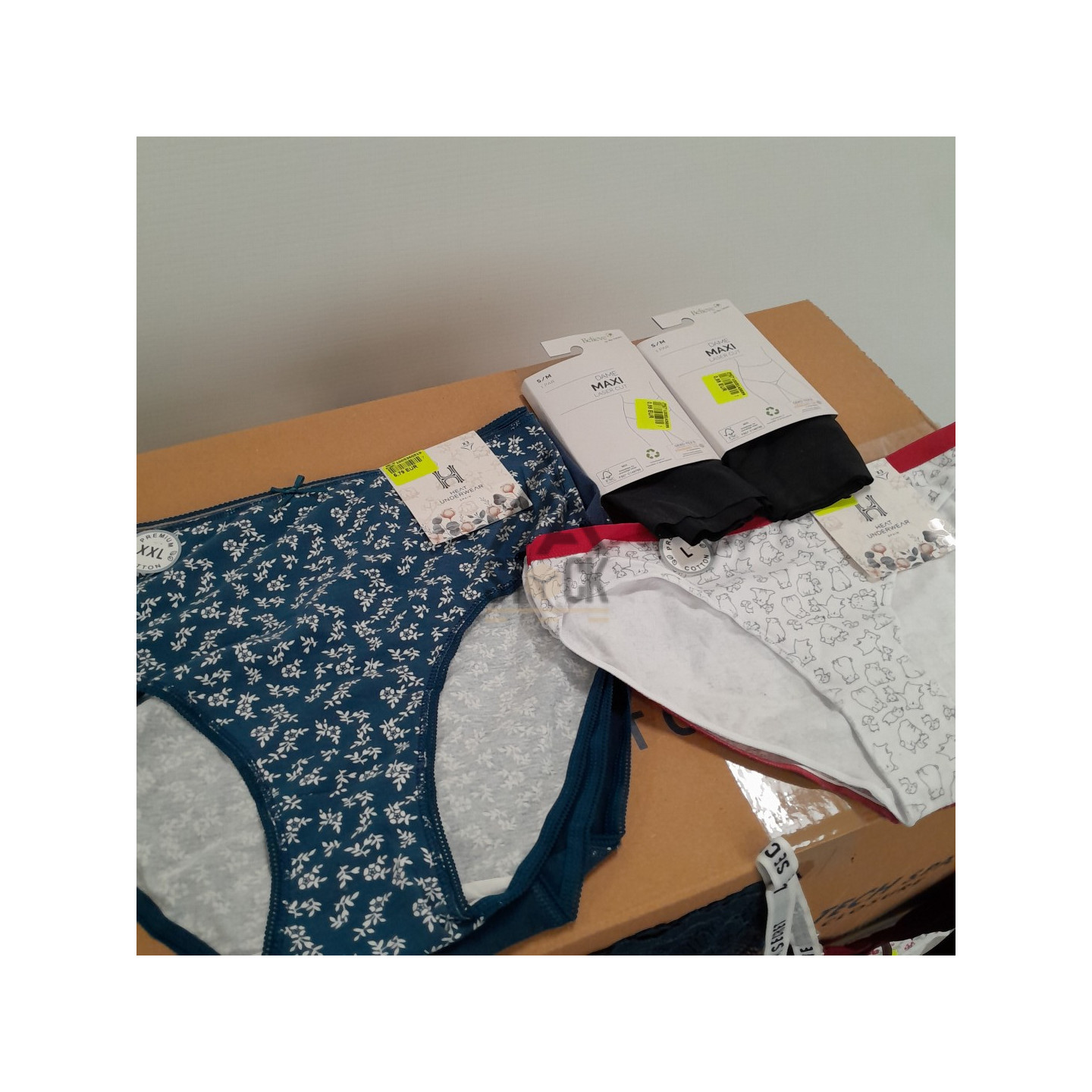 SOUS VETEMENTS FEMME - 210 pièces