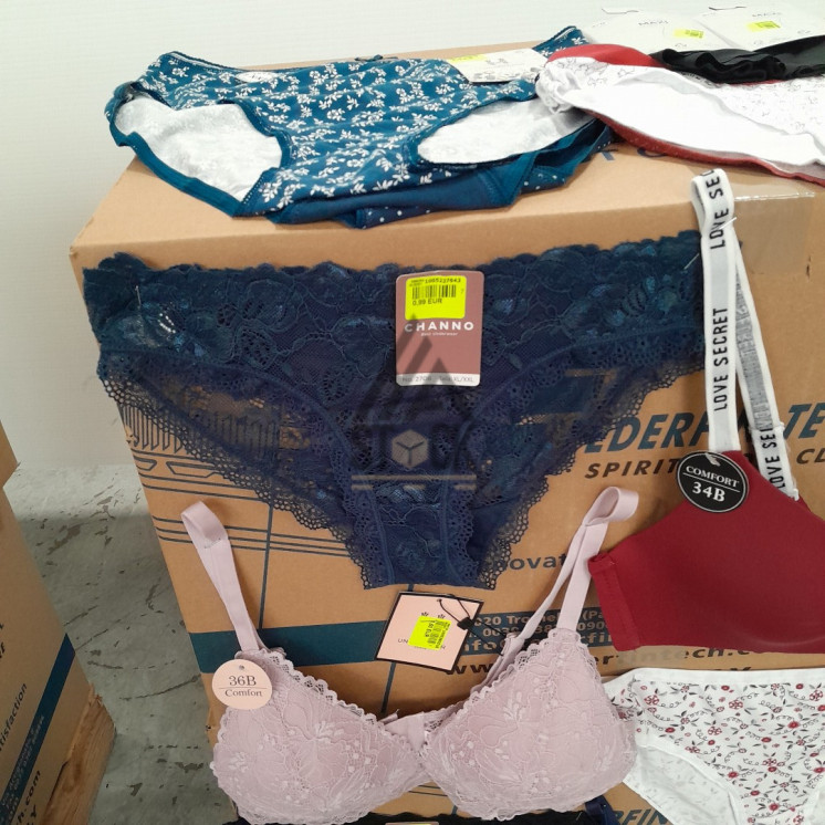 SOUS VETEMENTS FEMME - 210 pièces