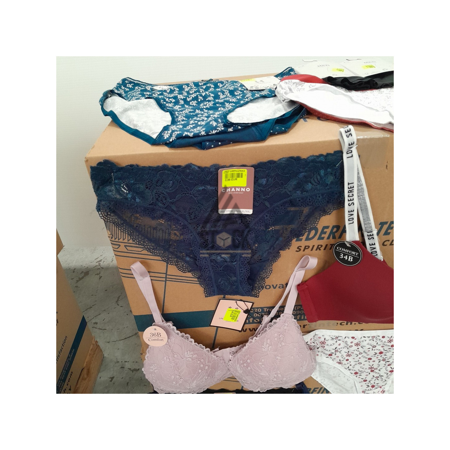 SOUS VETEMENTS FEMME - 210 pièces