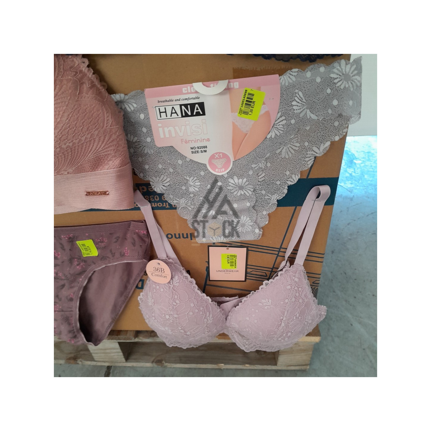 SOUS VETEMENTS FEMME - 210 pièces