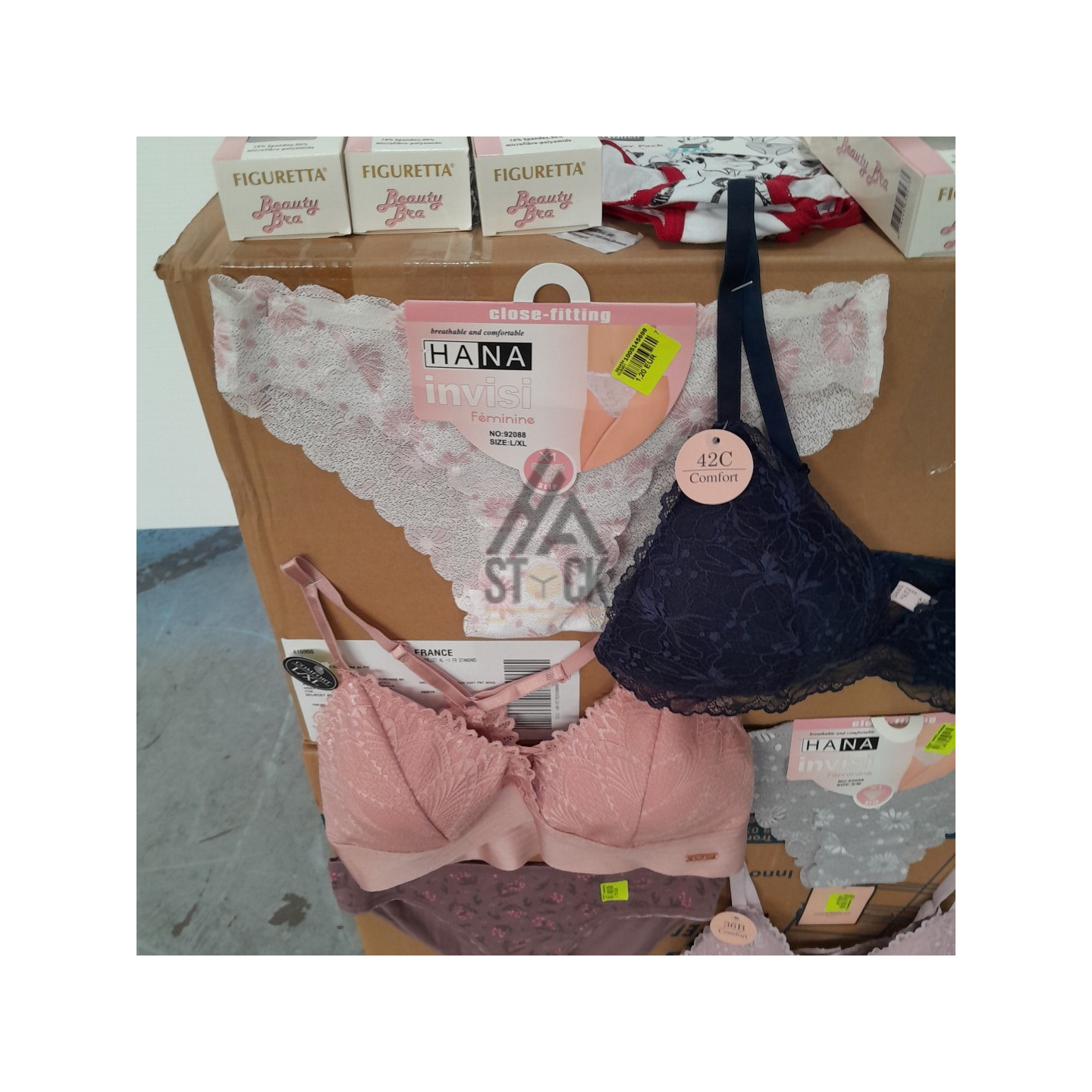 SOUS VETEMENTS FEMME - 210 pièces