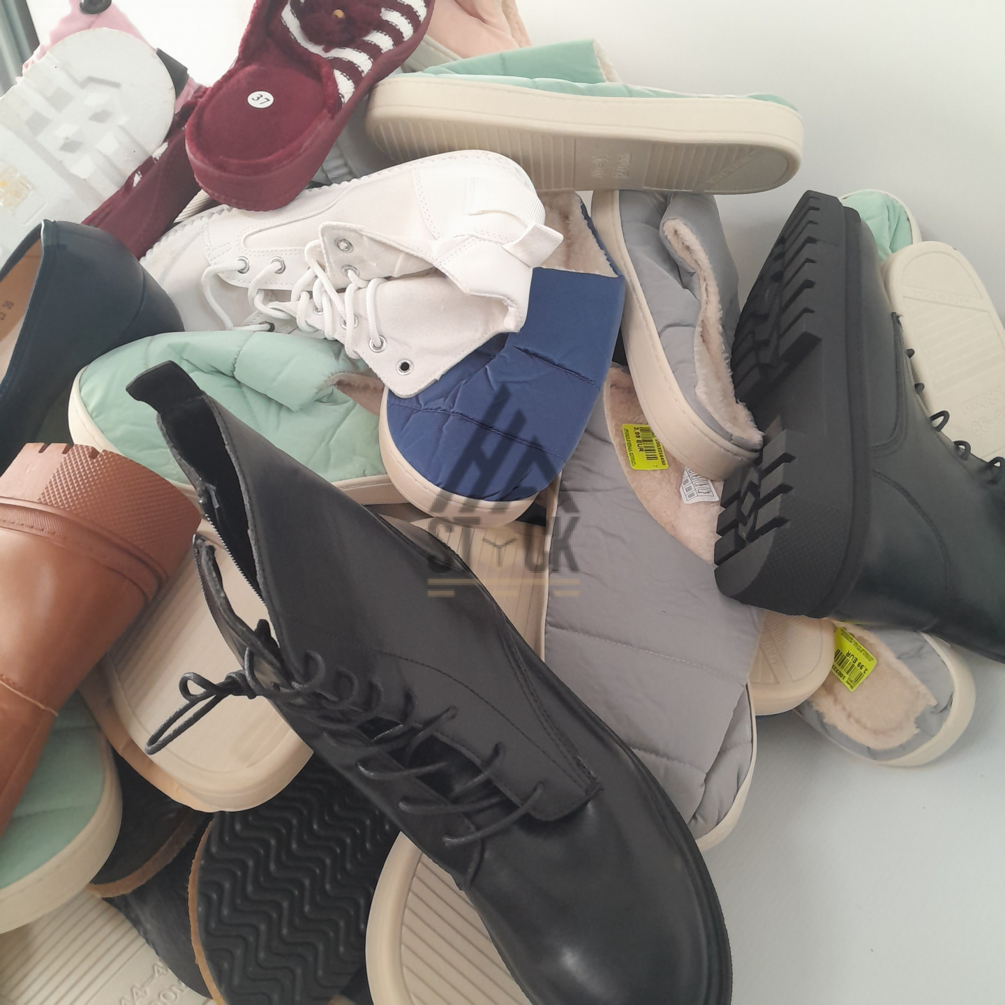 CHAUSSURES NON TRIÉES  -  14 cartons