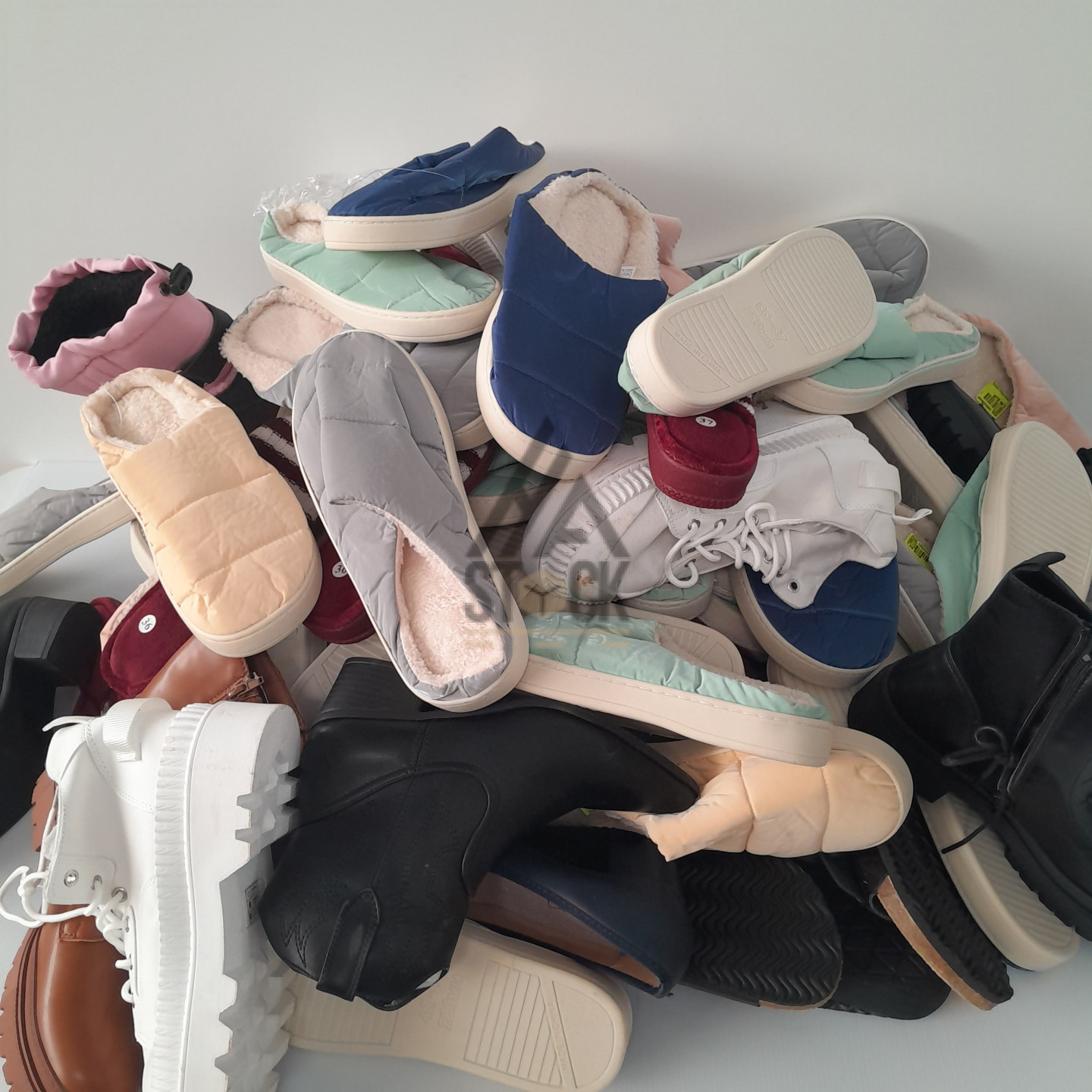 CHAUSSURES NON TRIÉES  -  14 cartons