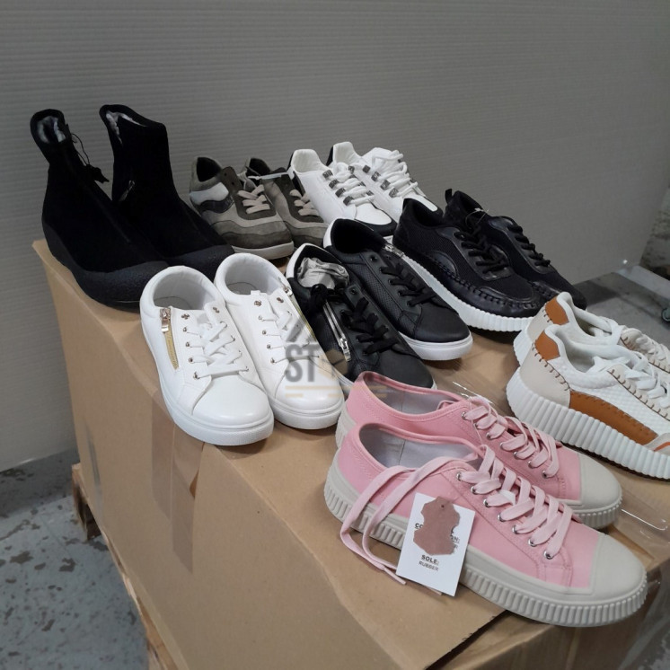CHAUSSURES -  90 paires