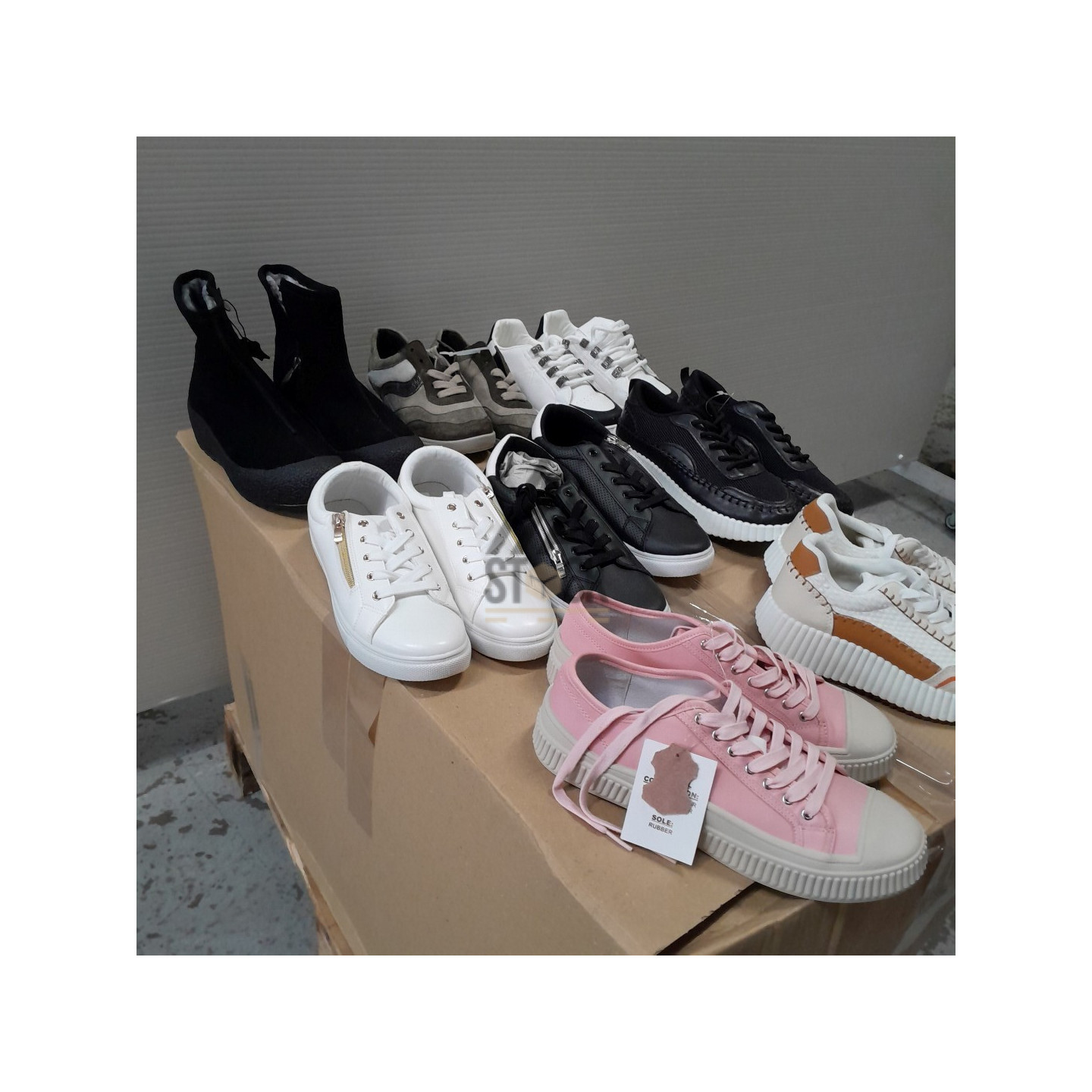 CHAUSSURES -  90 paires