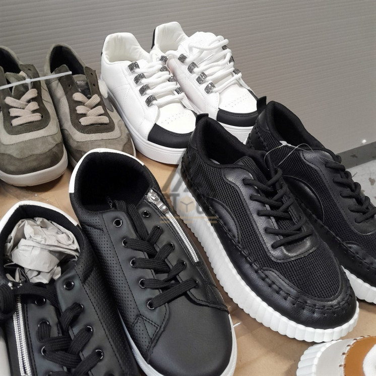 CHAUSSURES -  90 paires