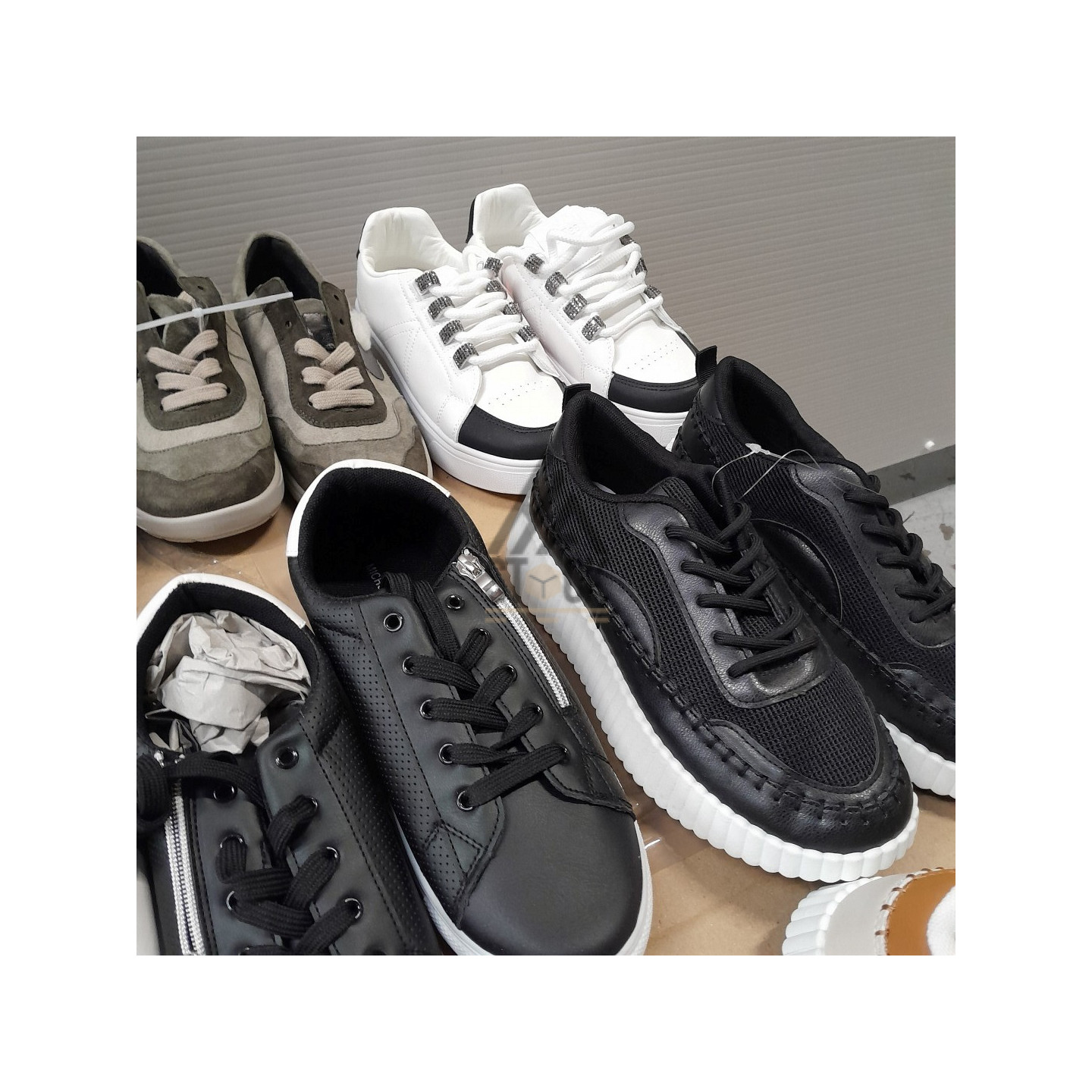 CHAUSSURES -  90 paires