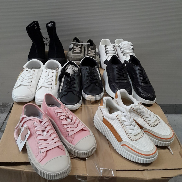 CHAUSSURES -  90 paires