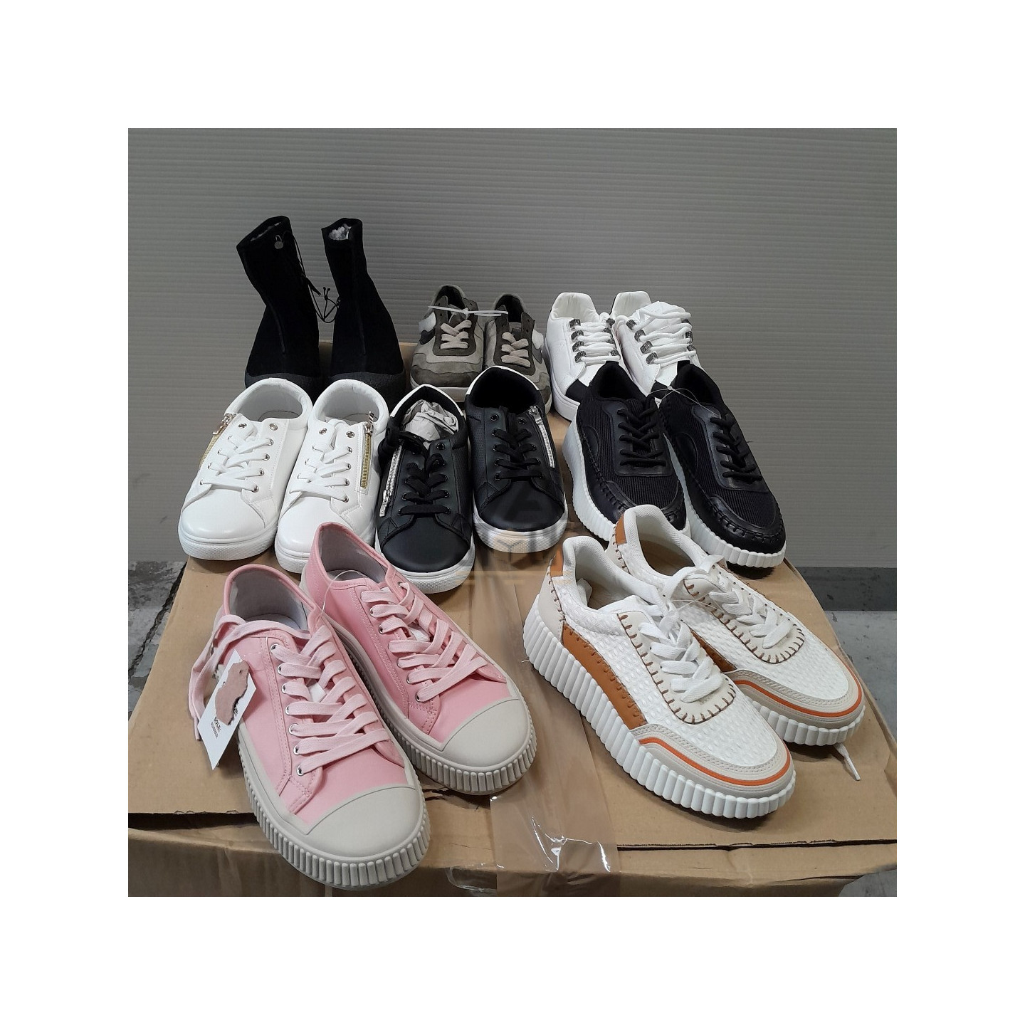 CHAUSSURES -  90 paires