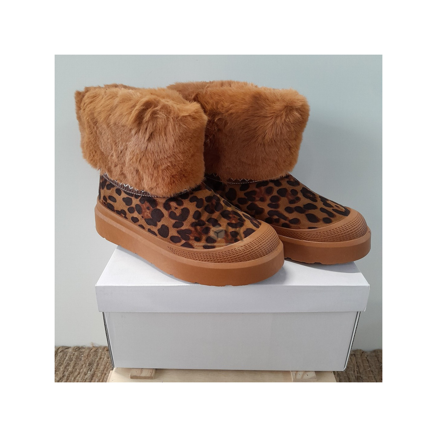 BOOTS fourrure léopard - 10 paires