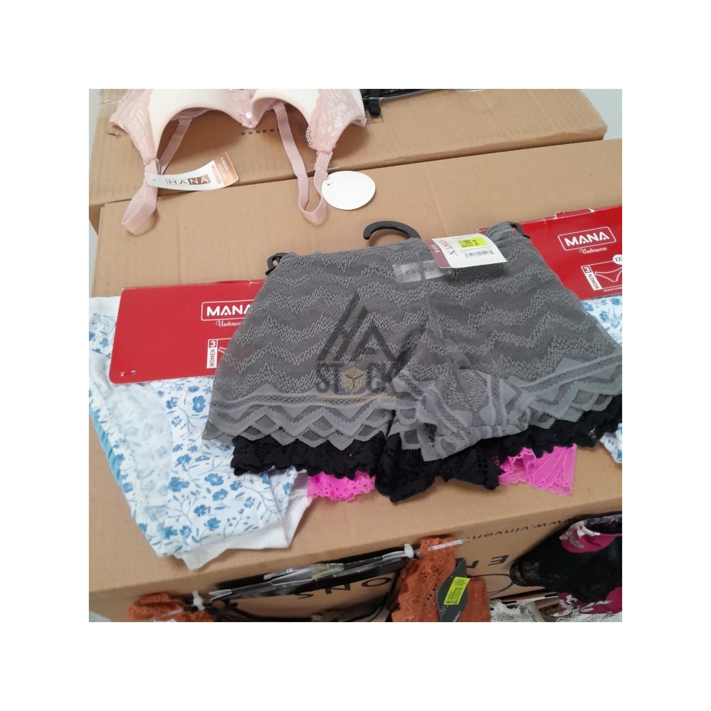 SOUS VETEMENTS FEMME - 210 pièces