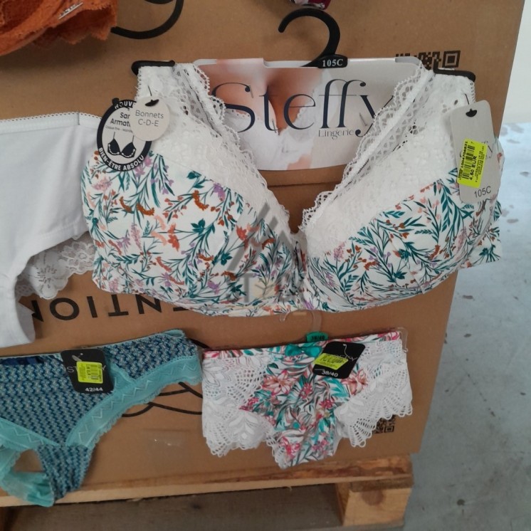 SOUS VETEMENTS FEMME - 210 pièces