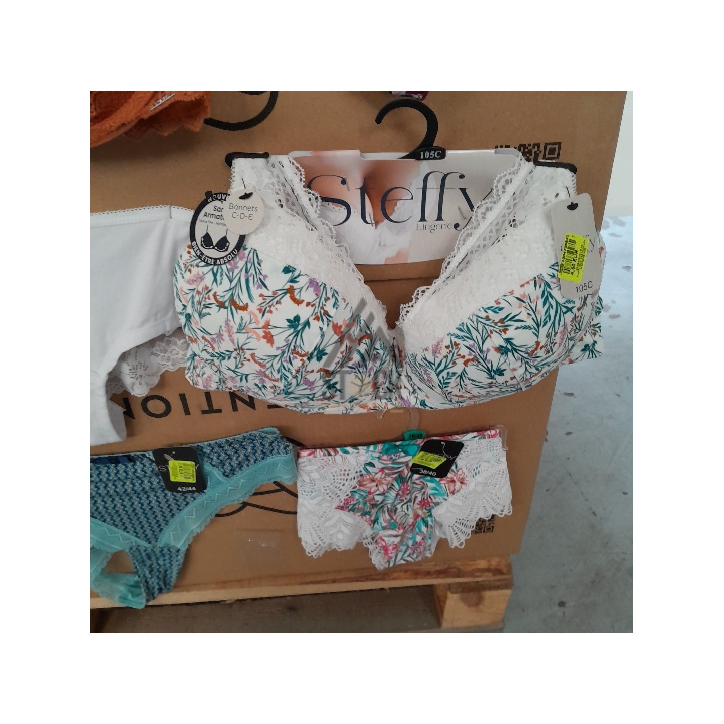 SOUS VETEMENTS FEMME - 210 pièces