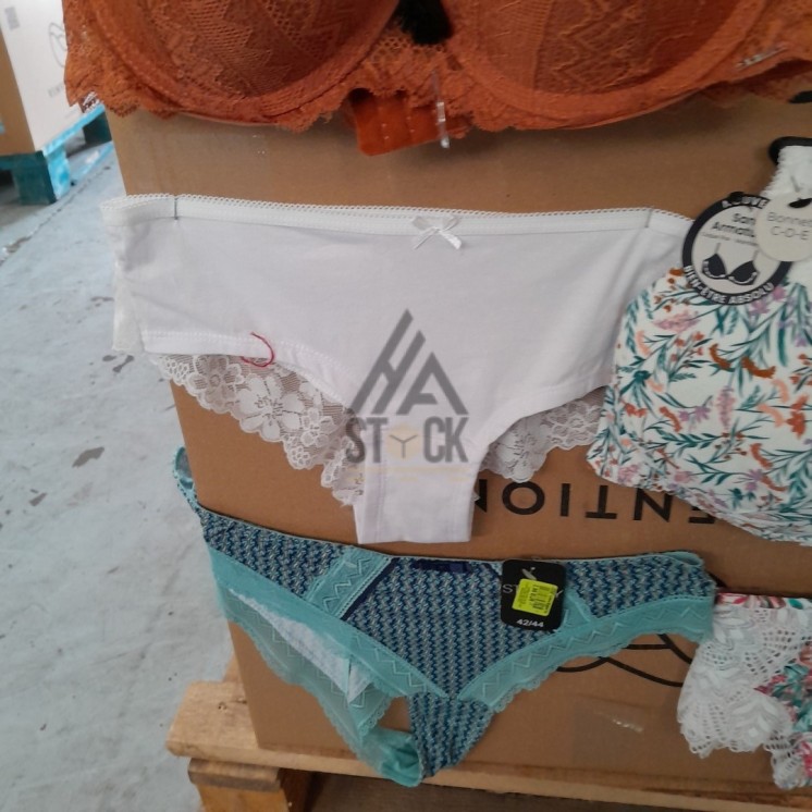 SOUS VETEMENTS FEMME - 210 pièces