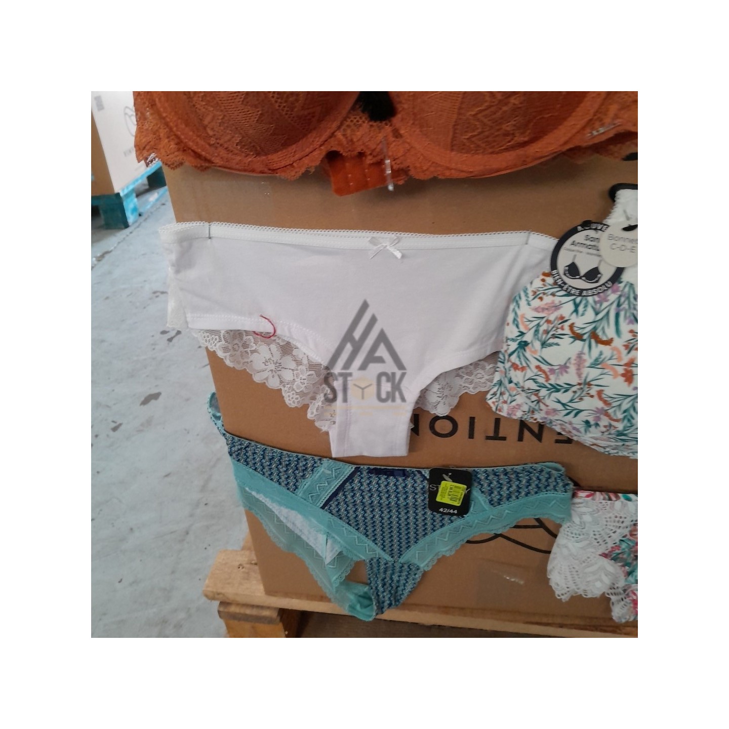 SOUS VETEMENTS FEMME - 210 pièces