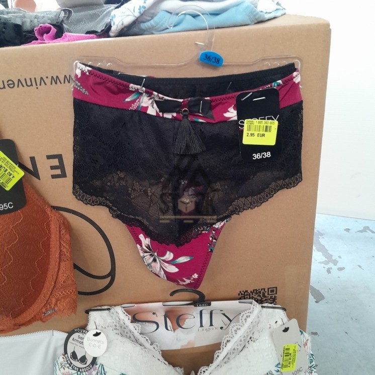 SOUS VETEMENTS FEMME - 210 pièces