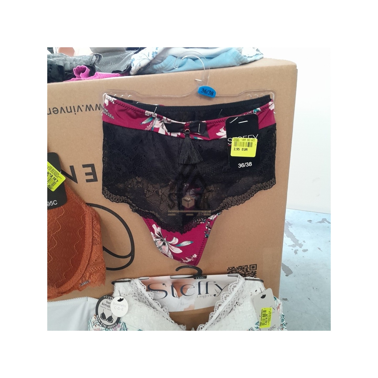 SOUS VETEMENTS FEMME - 210 pièces