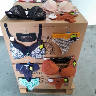 SOUS VETEMENTS FEMME - 210 pièces