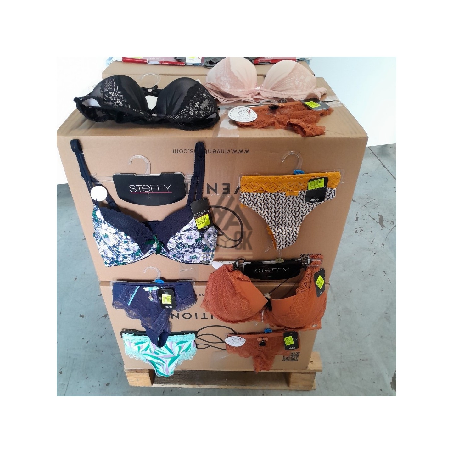 SOUS VETEMENTS FEMME - 210 pièces