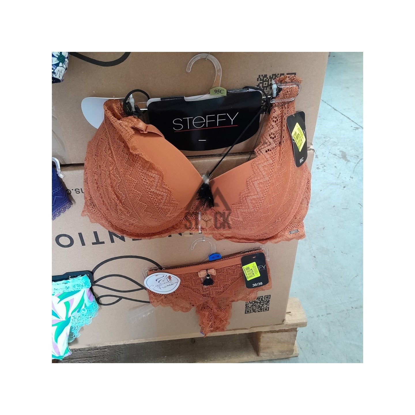 SOUS VETEMENTS FEMME - 210 pièces