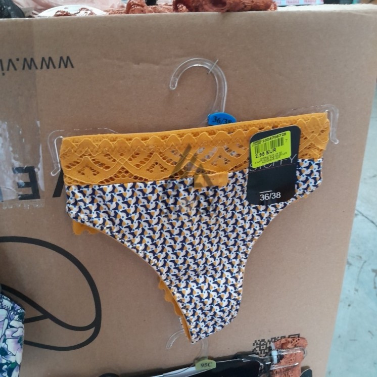 SOUS VETEMENTS FEMME - 210 pièces