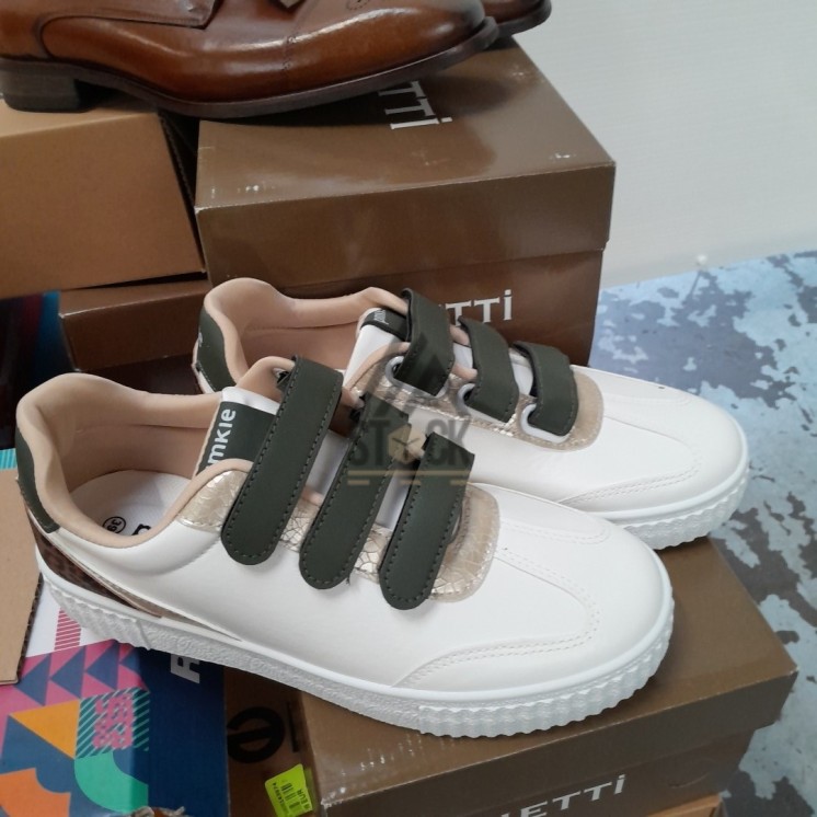 CHAUSSURE en boite  - 20 paires