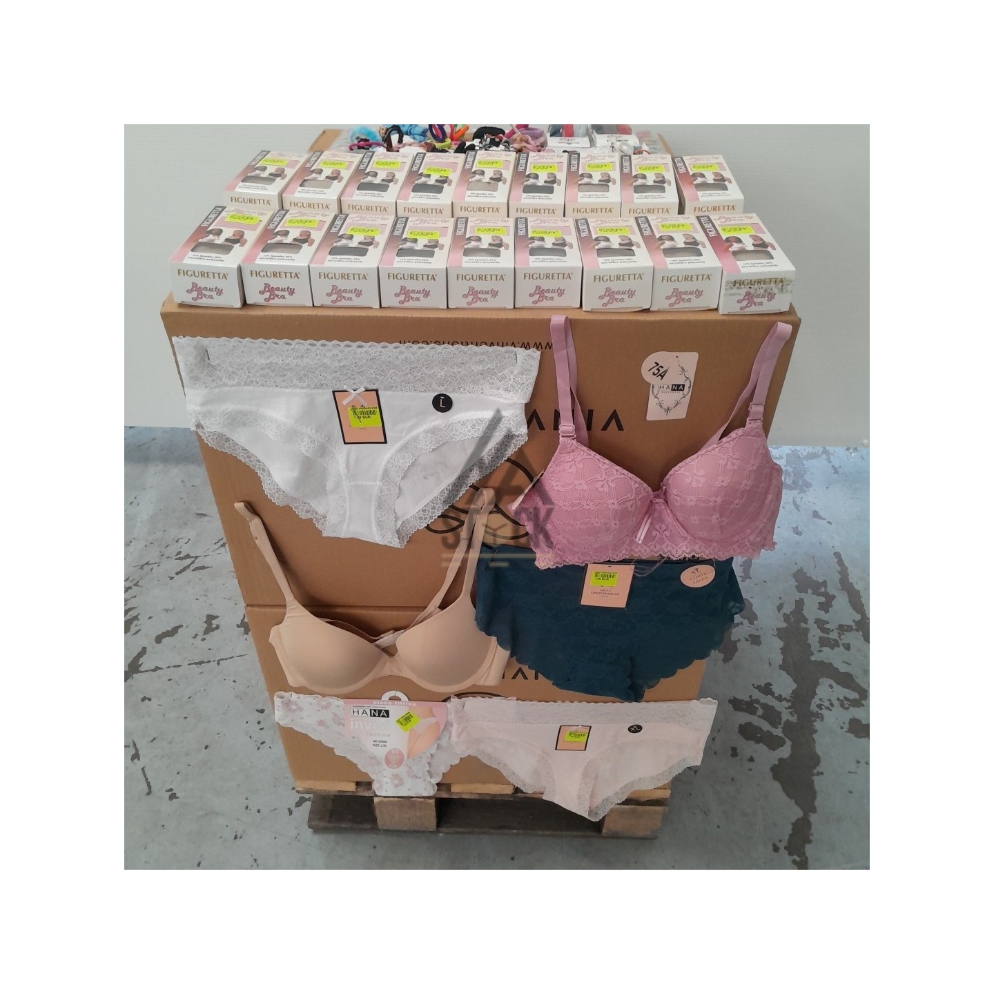 SOUS VETEMENTS FEMME - 220 pièces