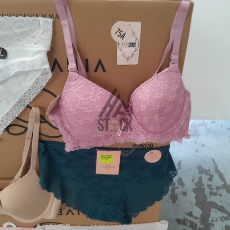 SOUS VETEMENTS FEMME - 220 pièces