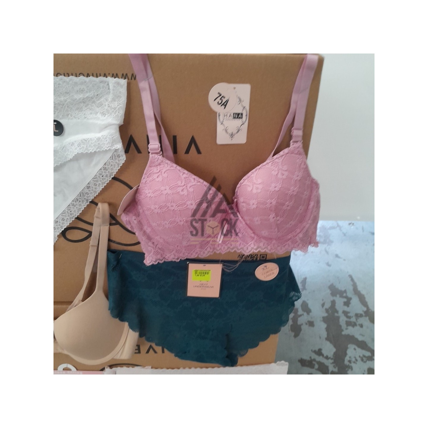 SOUS VETEMENTS FEMME - 220 pièces