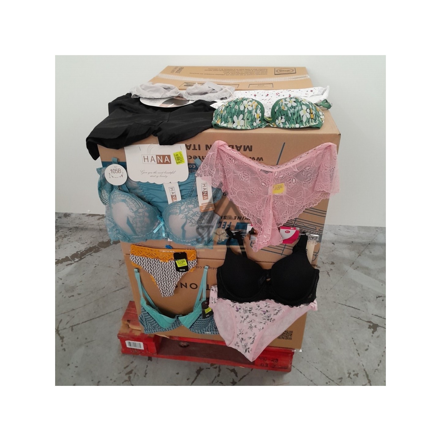 SOUS VETEMENTS FEMME - 220 pièces