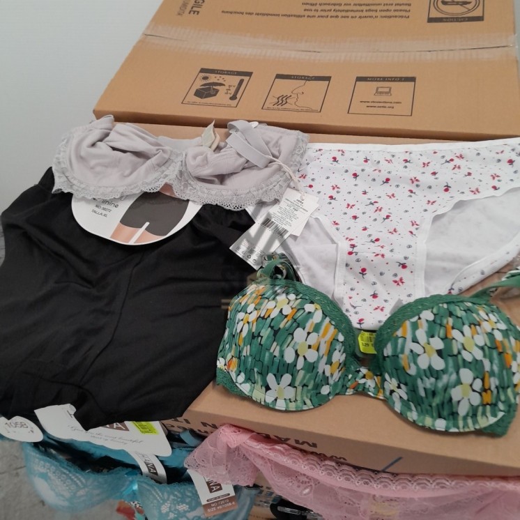 SOUS VETEMENTS FEMME - 220 pièces