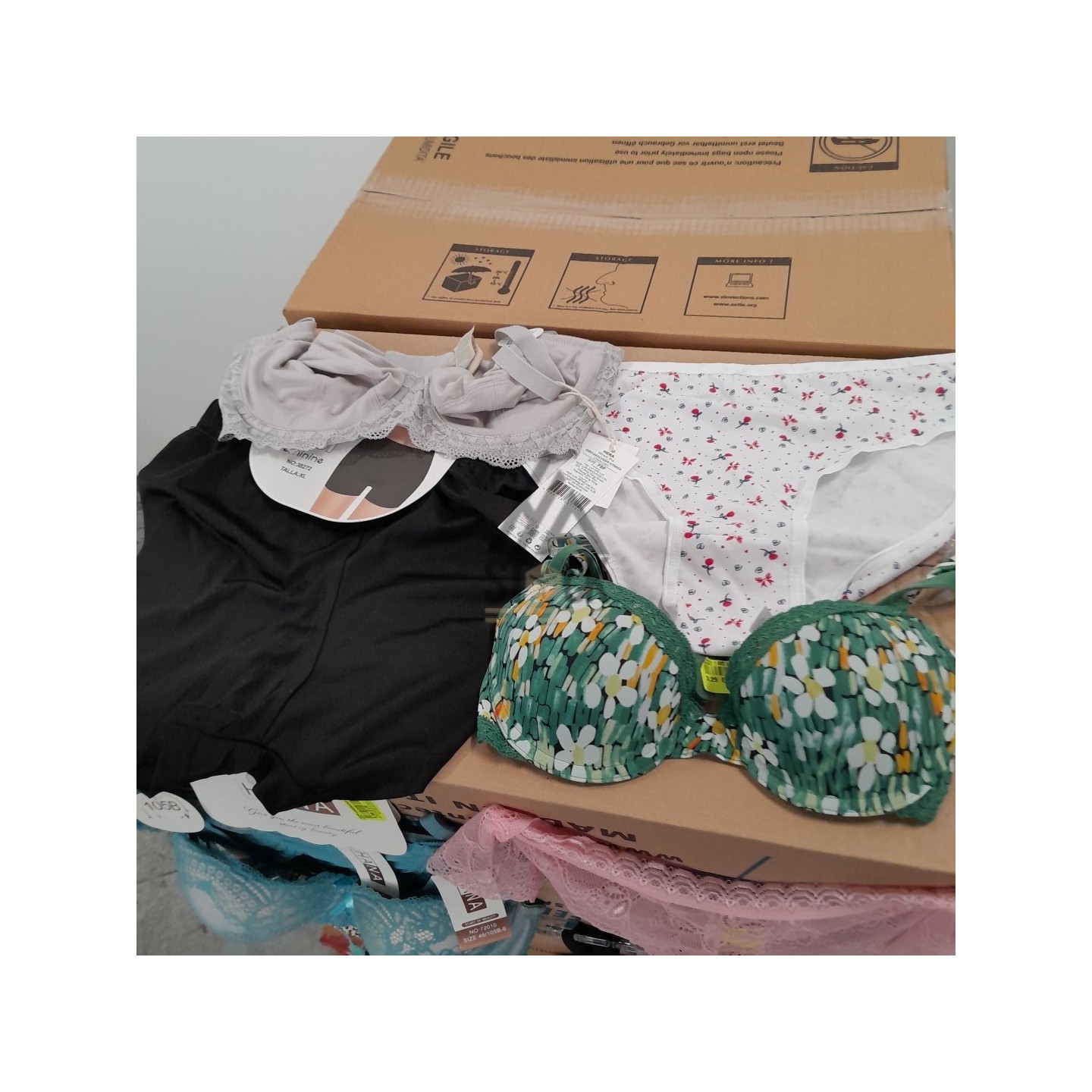 SOUS VETEMENTS FEMME - 220 pièces