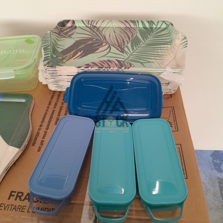 VAISSELLE PLASTIQUE - 200 pièces