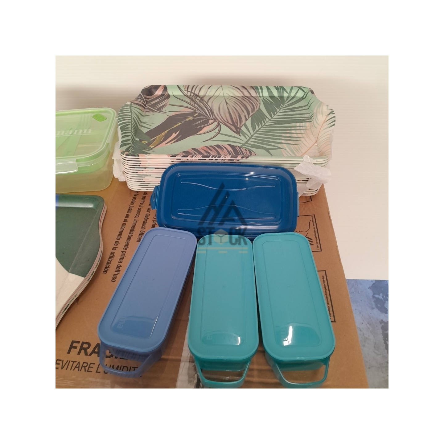 VAISSELLE PLASTIQUE - 200 pièces