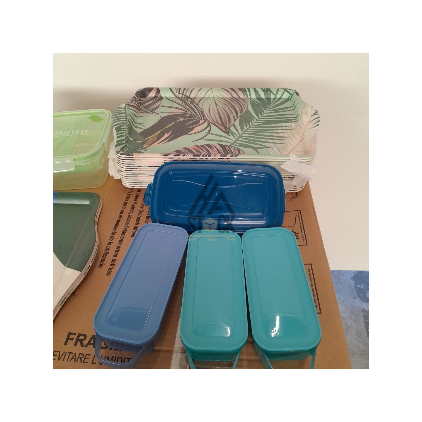 VAISSELLE PLASTIQUE - 200 pièces