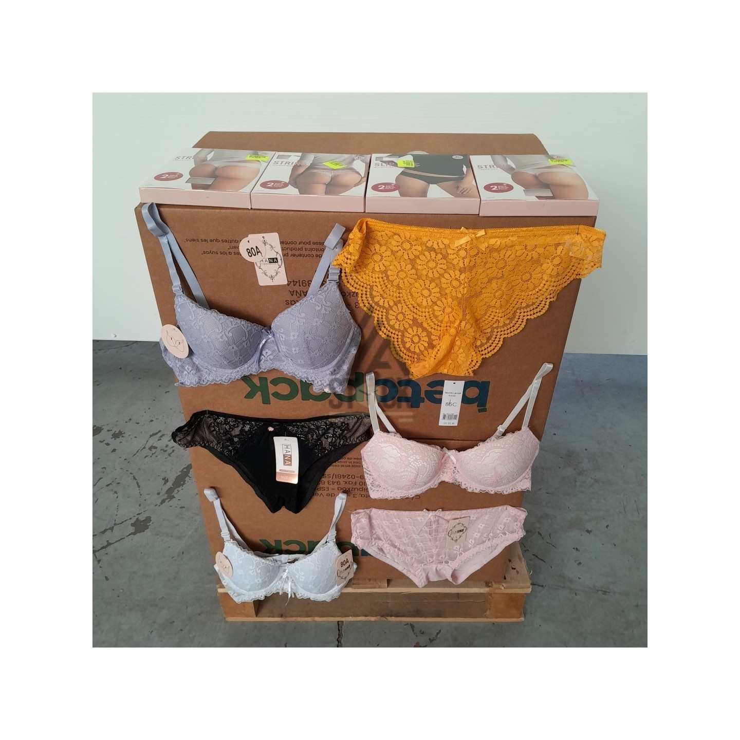 SOUS VETEMENTS FEMME - 220 pièces