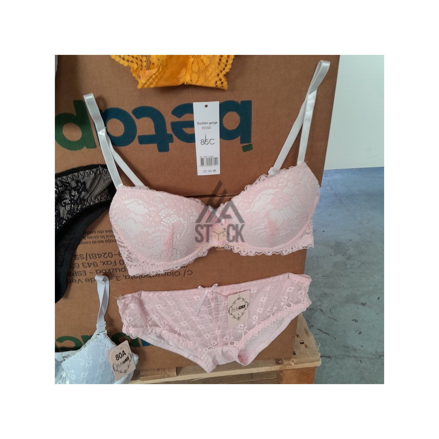 SOUS VETEMENTS FEMME - 220 pièces