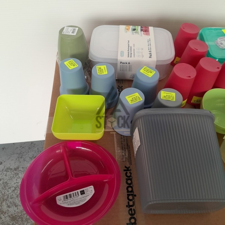 VAISSELLE PLASTIQUE - 220 pièces