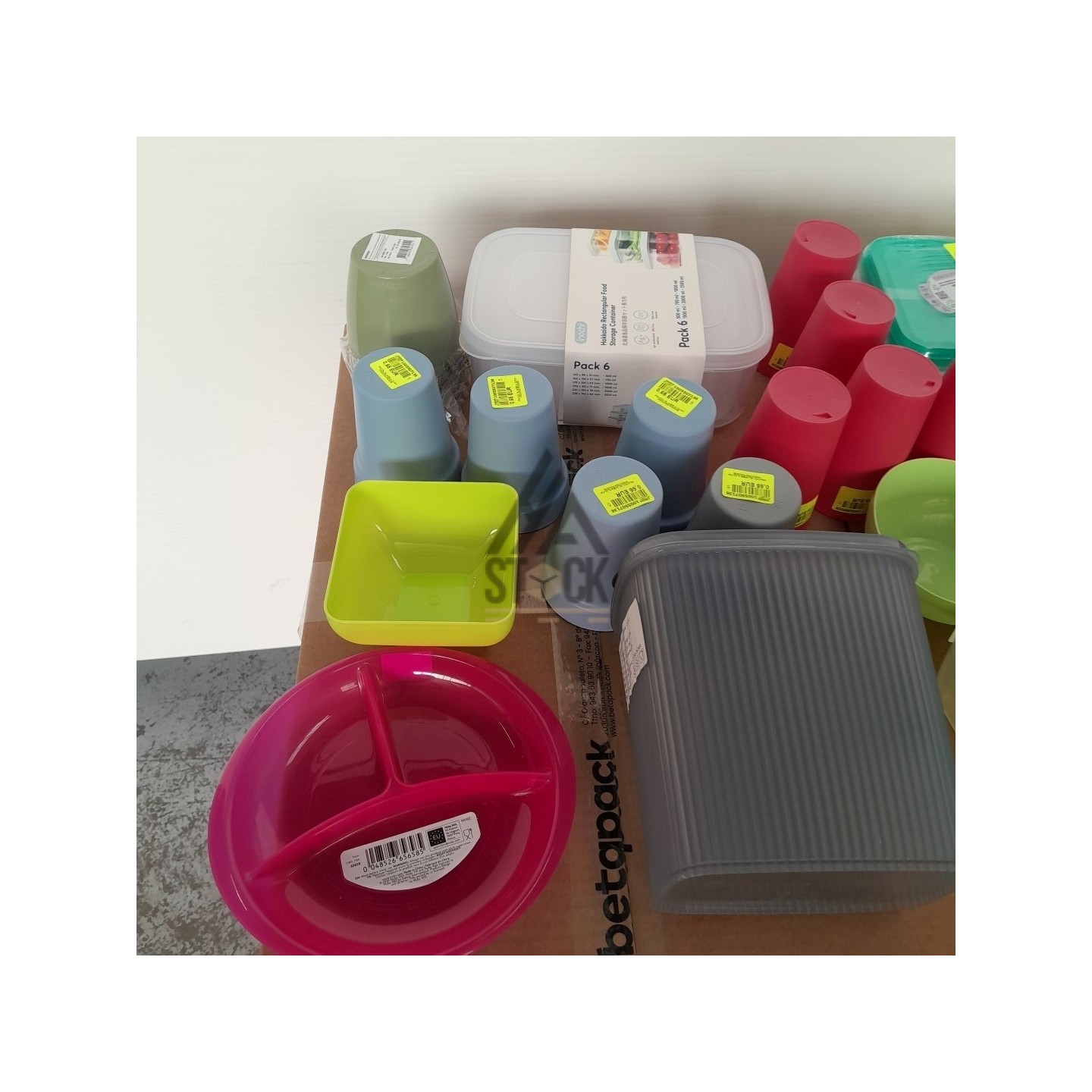 VAISSELLE PLASTIQUE - 220 pièces