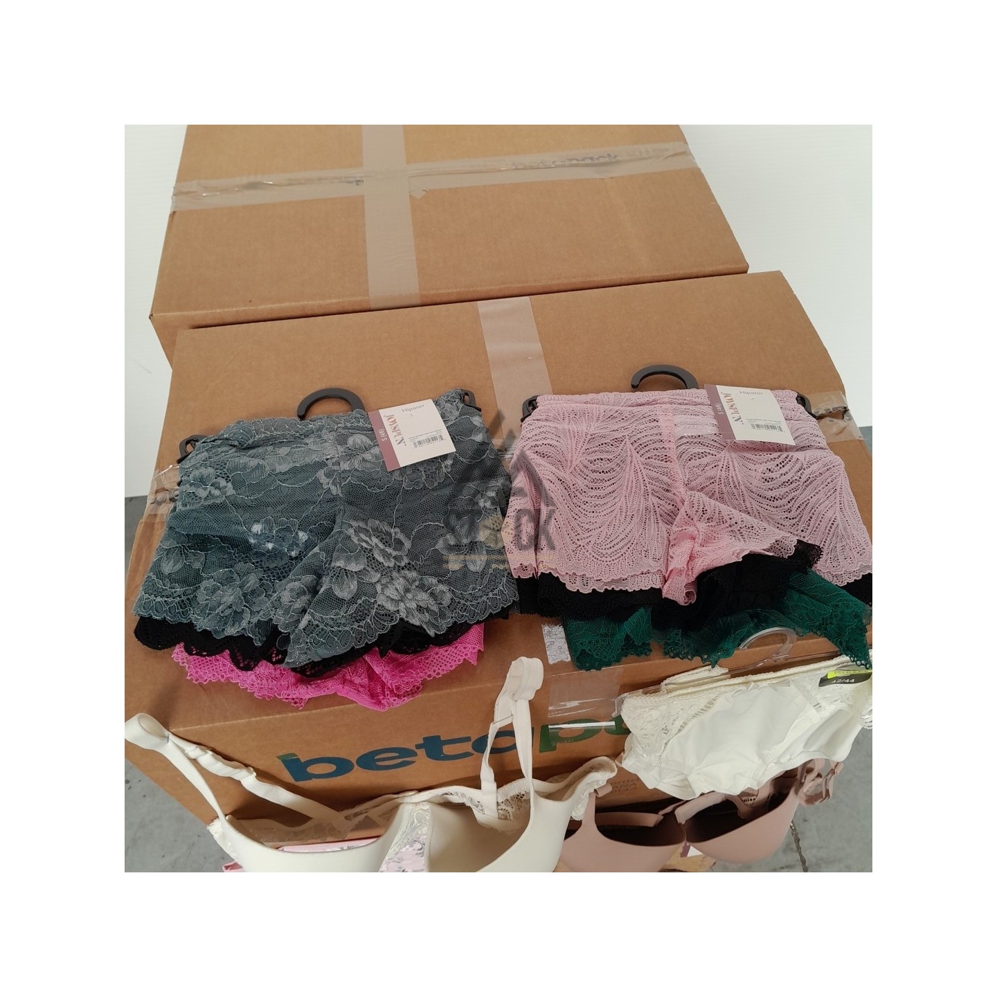 SOUS VETEMENTS FEMME - 220 pièces