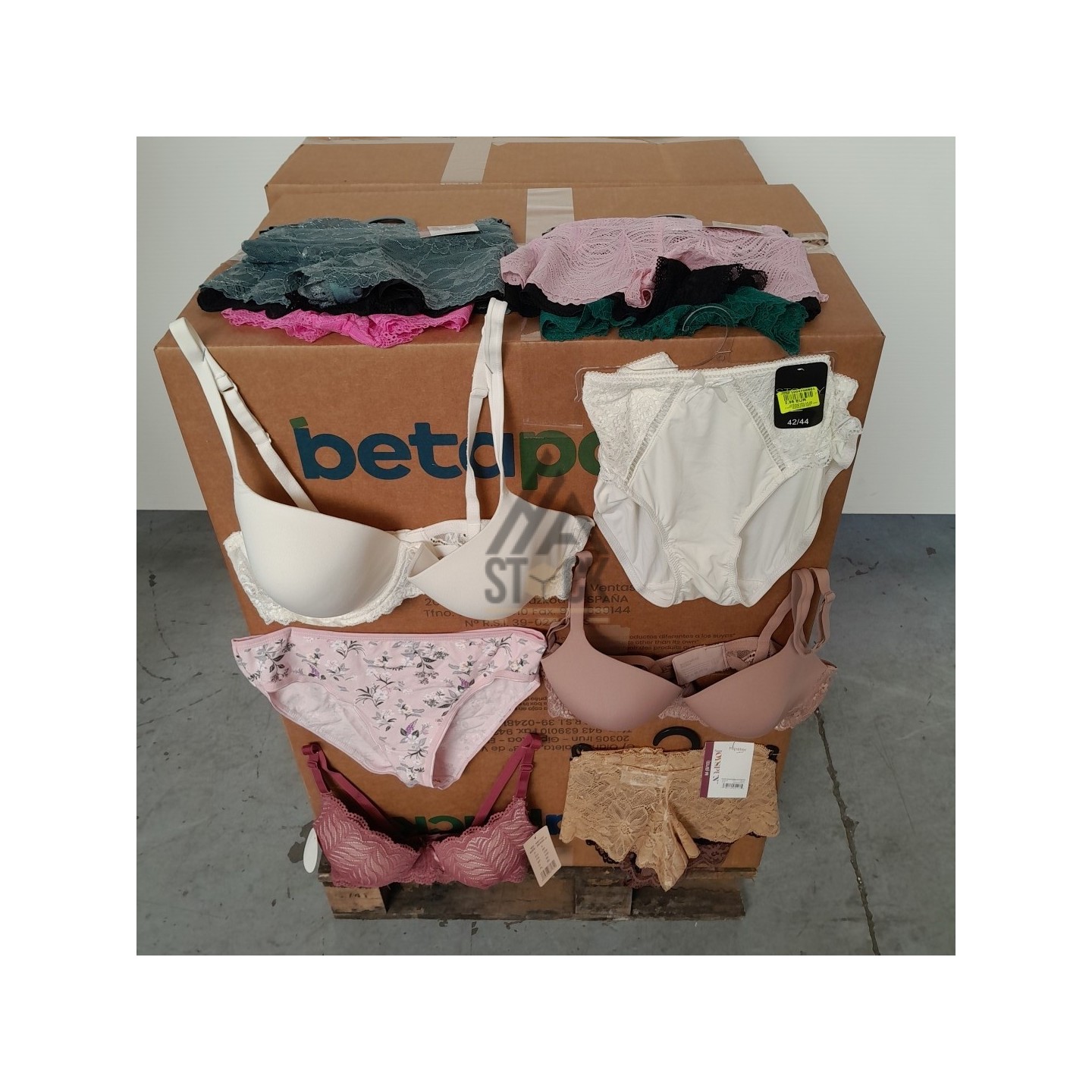 SOUS VETEMENTS FEMME - 220 pièces