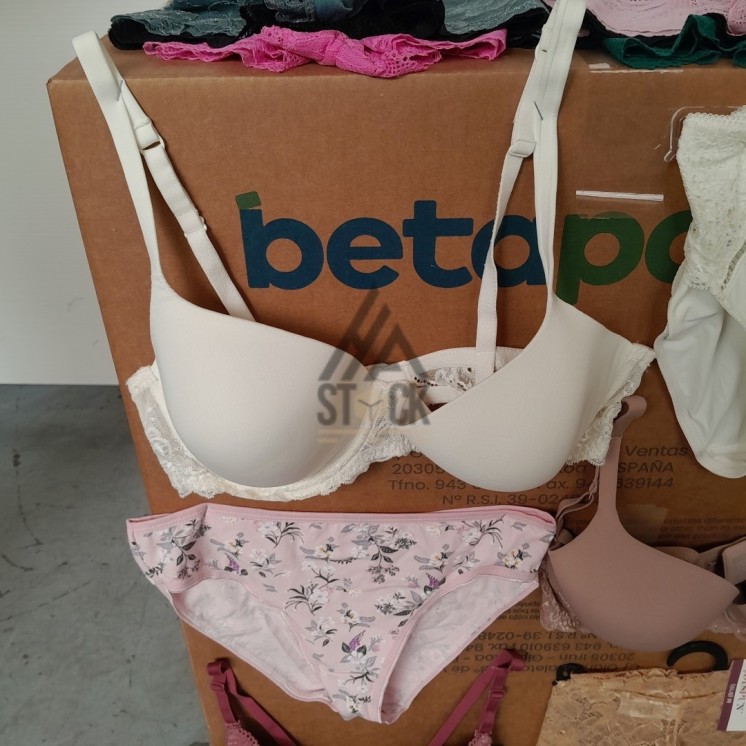 SOUS VETEMENTS FEMME - 220 pièces