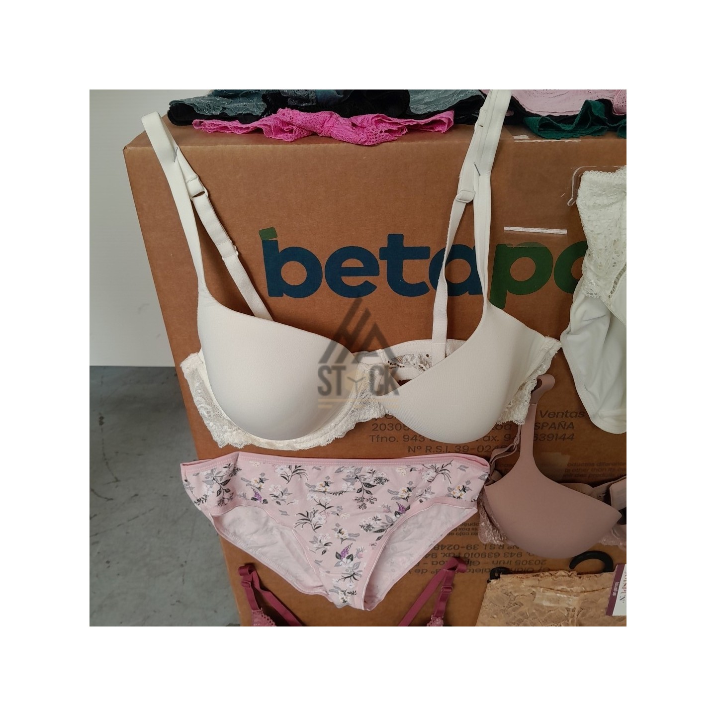 SOUS VETEMENTS FEMME - 220 pièces