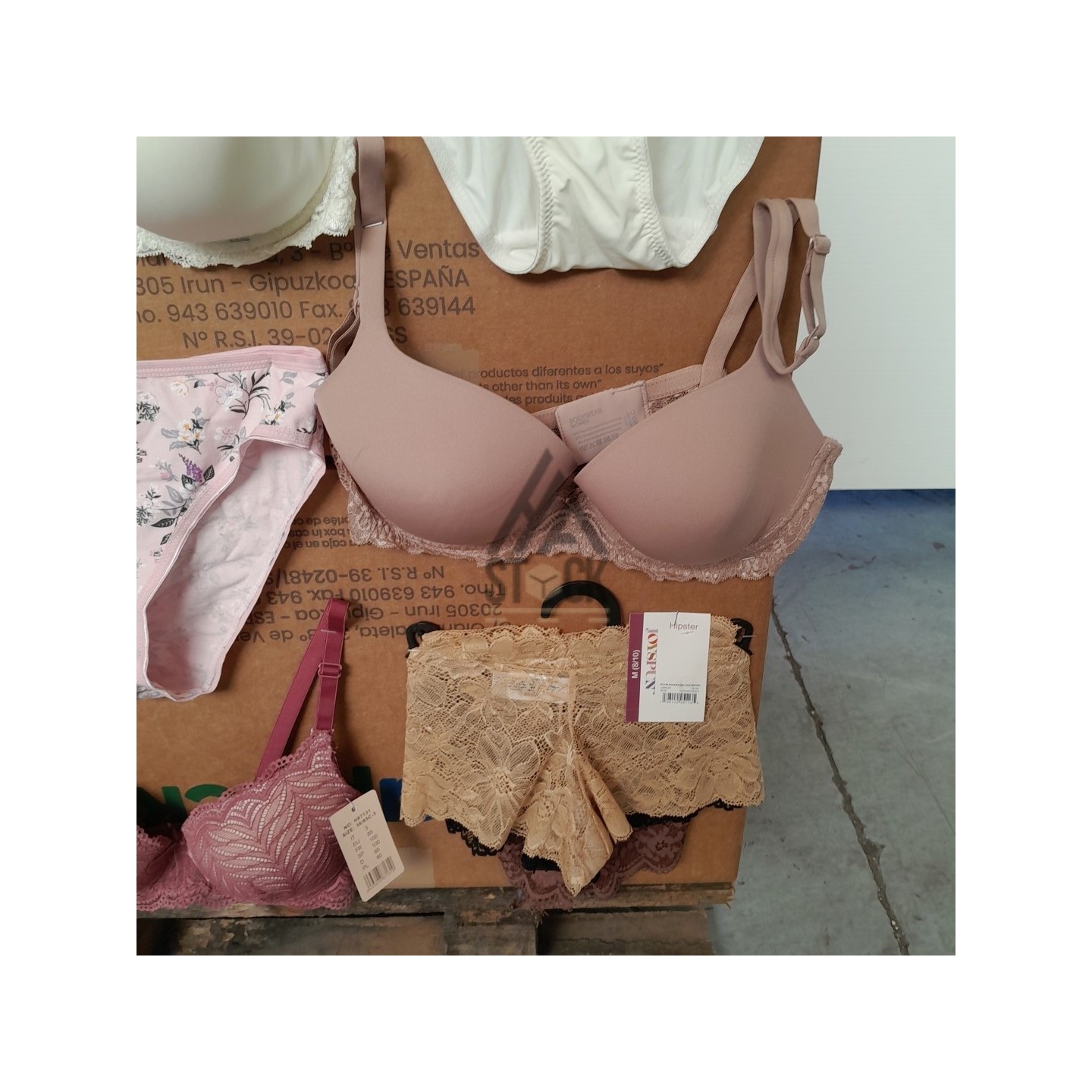 SOUS VETEMENTS FEMME - 220 pièces