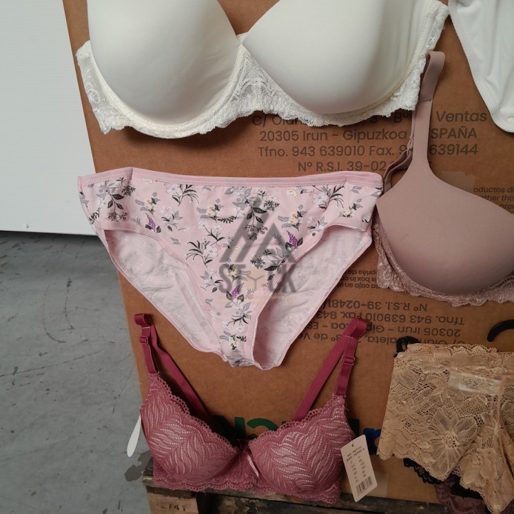 SOUS VETEMENTS FEMME - 220 pièces