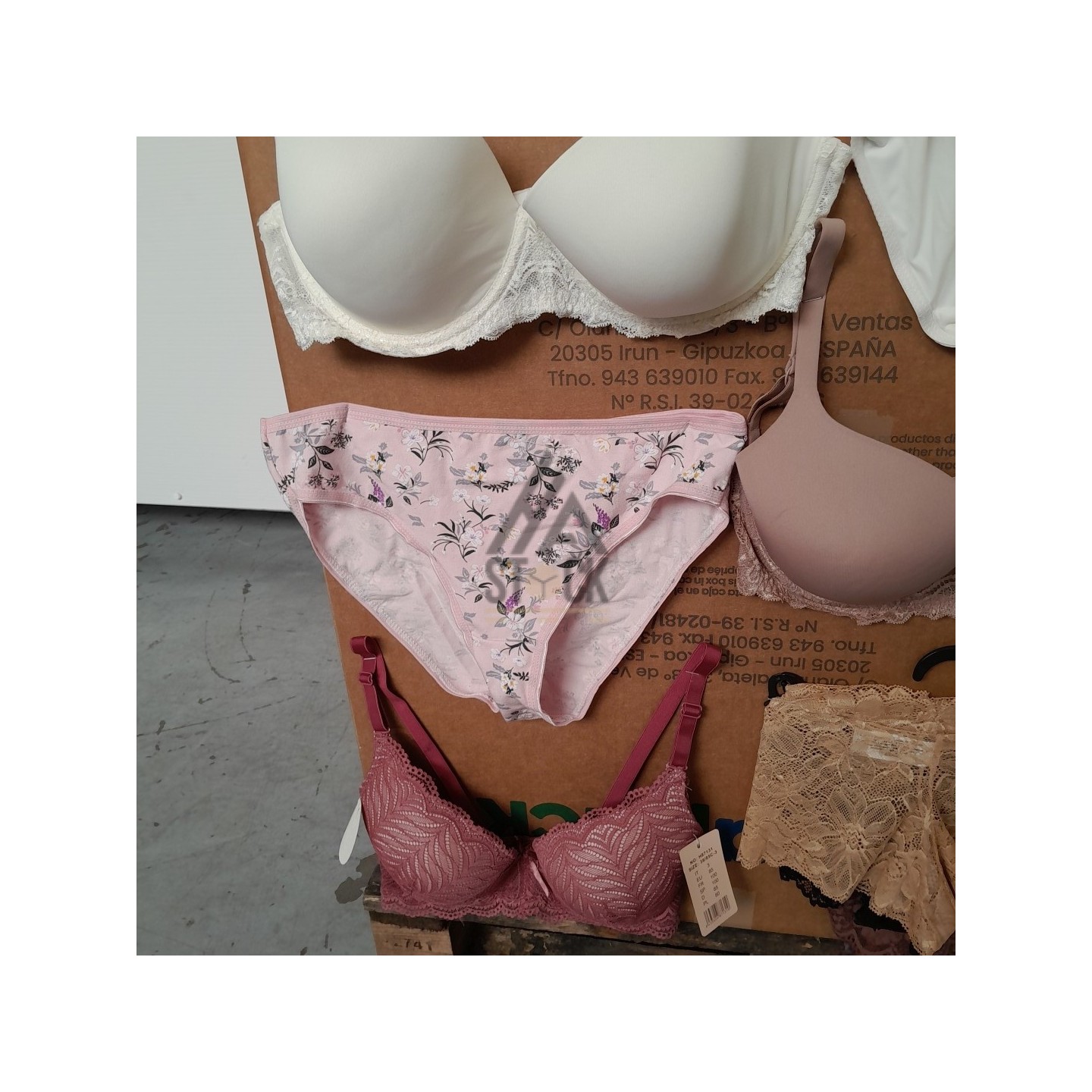 SOUS VETEMENTS FEMME - 220 pièces