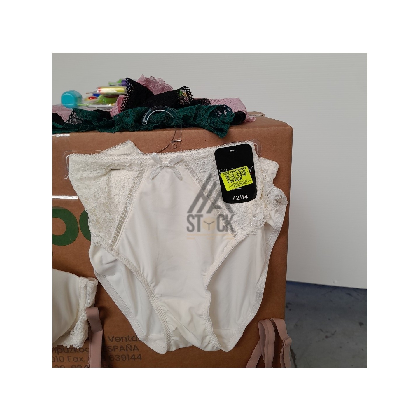 SOUS VETEMENTS FEMME - 220 pièces