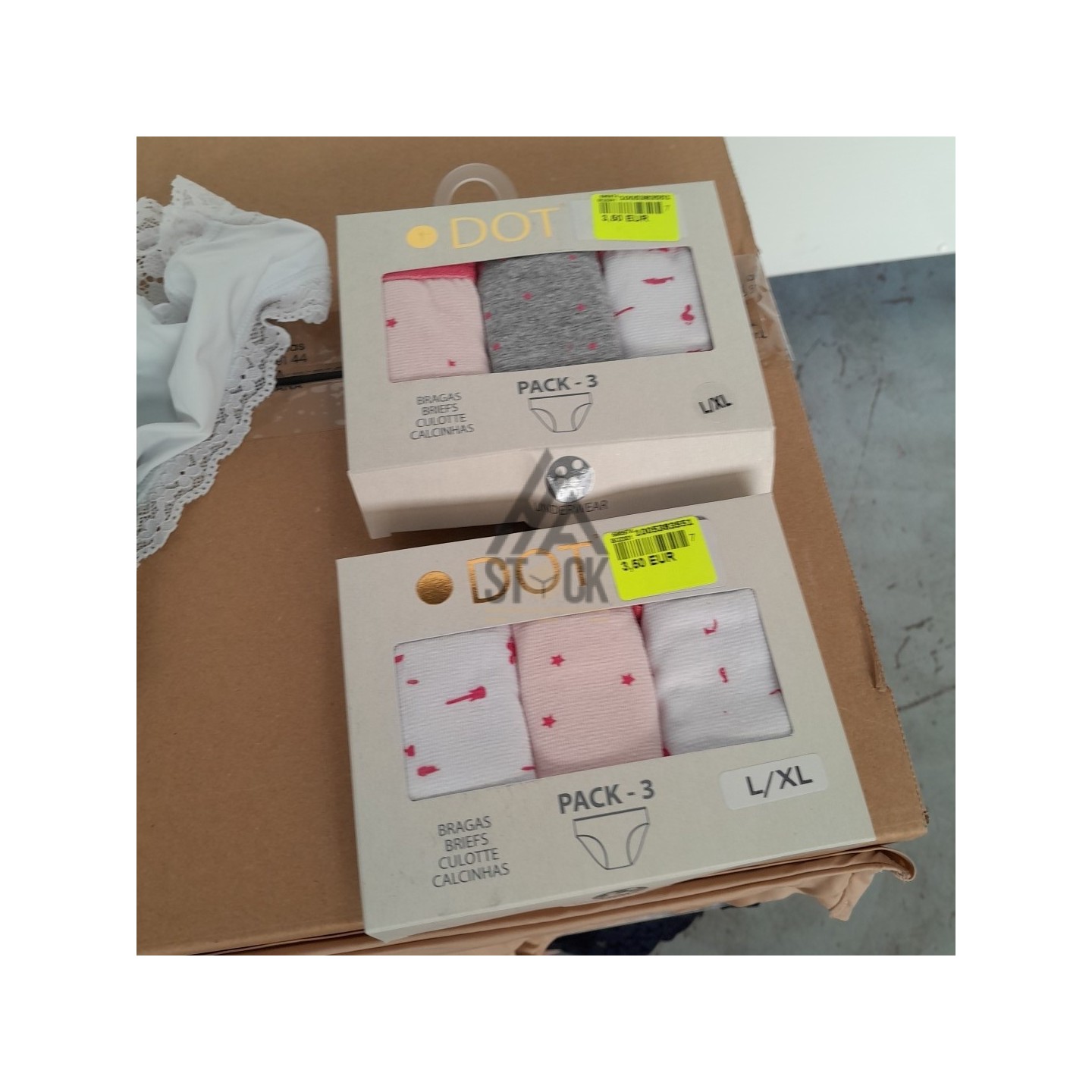 SOUS VETEMENTS FEMME - 220 pièces